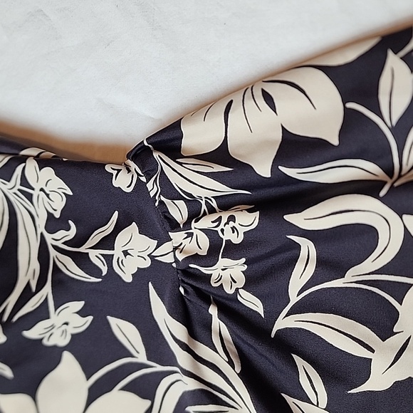 Indigo Bay Size 24W Black and Cream Swimsuit with Floral Design Skirted Front - Picture 7 of 7